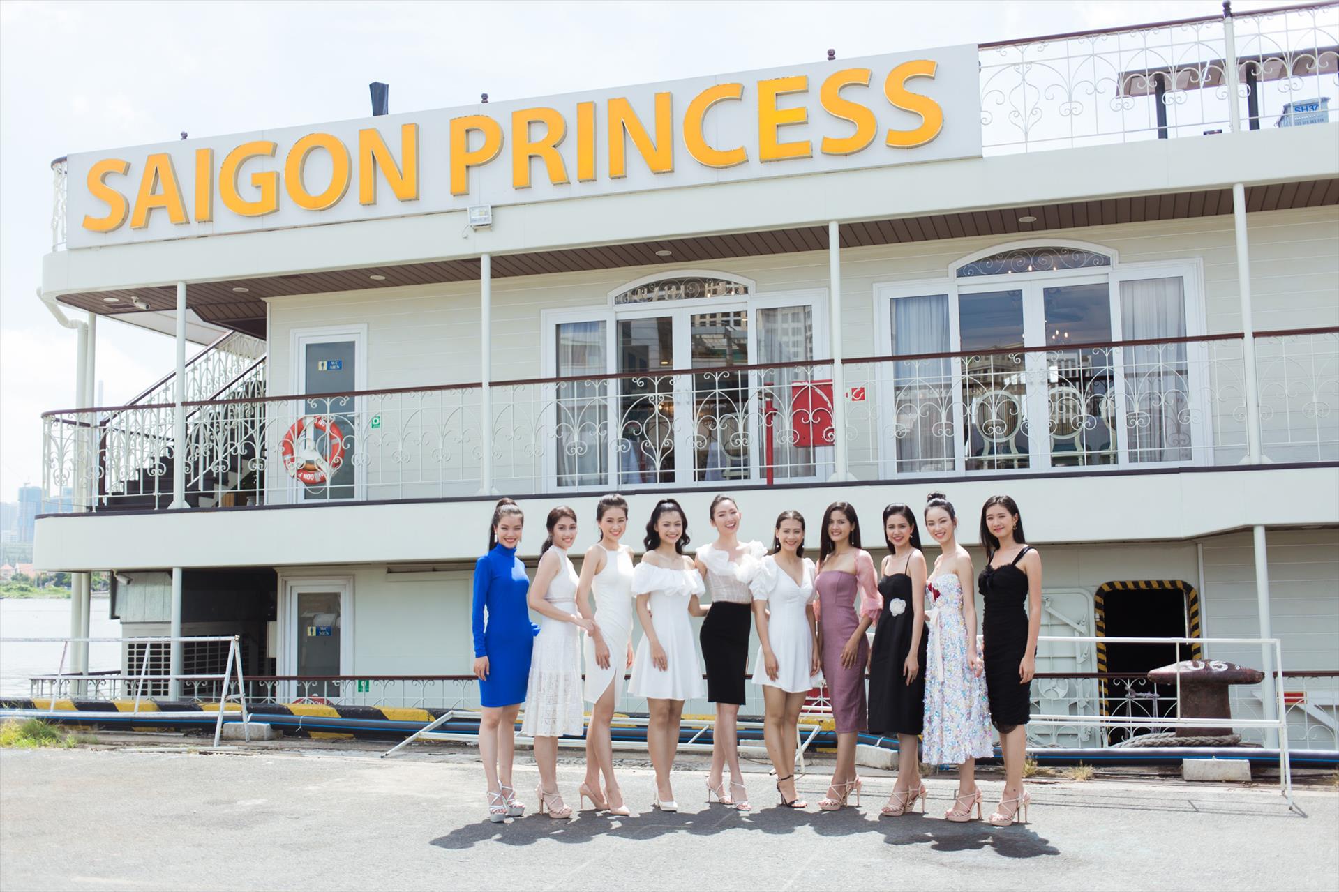 Hoa hậu Tiểu Vy cùng thí sinh Miss World Vietnam 2019 khoe dáng trên du thuyền Saigon Princess