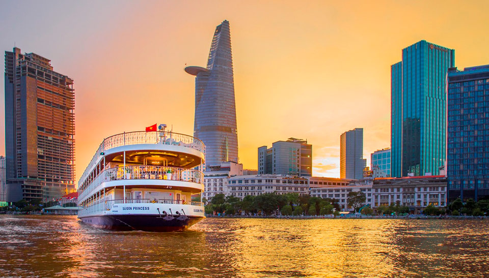 Enjoy the romantic east wind on the Saigon river